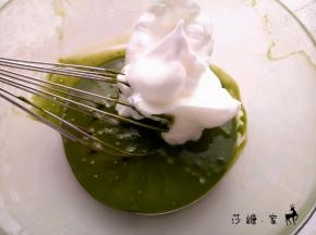 取三分之一蛋白糊与抹茶糊拌匀