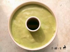 倒入6寸中空模具中，震几下。放入预热好的烤箱里150度中下层50分钟。出炉倒扣。放凉取出