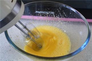 全蛋加糖打至糖化。