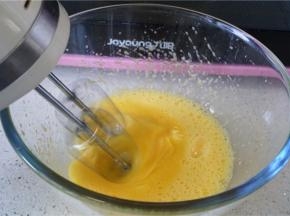 全蛋加糖打至糖化。