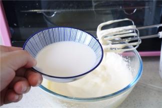 加入牛奶继续打至融合。
