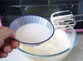 加入牛奶继续打至融合。