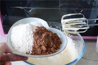 再将泡打粉，可可粉，低粉加入。