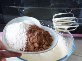 再将泡打粉，可可粉，低粉加入。