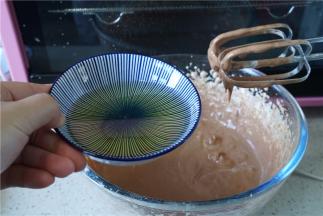 拌至无干粉状后再加入玉米油，继续打至融合。