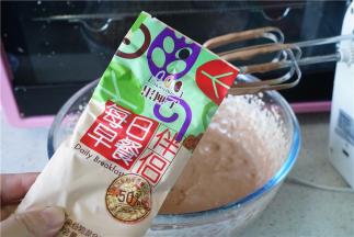 再将混合麦片加至在里面。