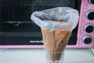 将拌好的蛋糕糊装至在裱花袋里，再入冰箱冷藏一小时。