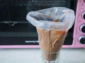 将拌好的蛋糕糊装至在裱花袋里，再入冰箱冷藏一小时。