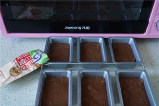 冷藏好后再挤在刷薄油的模具里。