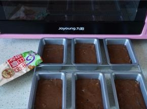 冷藏好后再挤在刷薄油的模具里。