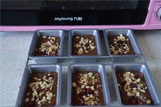 再开一袋麦片，将麦片洒在表面。