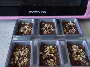 再开一袋麦片，将麦片洒在表面。