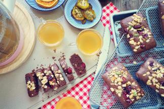 放凉切片





配上一杯果茶干果，再切几块蛋糕，美美下午茶就有了。