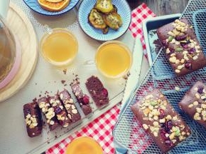 放凉切片





配上一杯果茶干果，再切几块蛋糕，美美下午茶就有了。