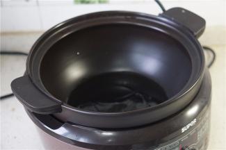 在锅里加入少许色拉油。