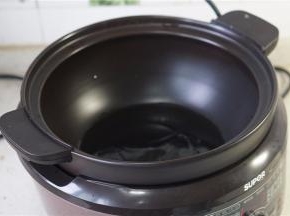 在锅里加入少许色拉油。