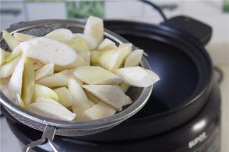 把改刀的茭白下锅煎制一下。