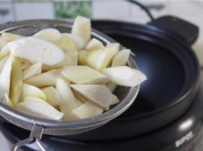 把改刀的茭白下锅煎制一下。