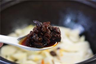 再加入香辣的香菇酱。