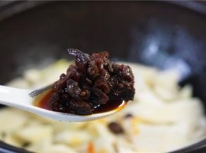 再加入香辣的香菇酱。