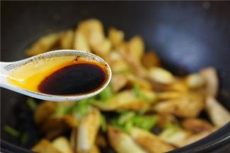 拌制茭白均匀挂味后，再焖个十分钟，最后出锅前加入半茶匙的酱油。