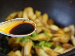 拌制茭白均匀挂味后，再焖个十分钟，最后出锅前加入半茶匙的酱油。