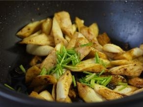 再加入葱花提鲜即可。