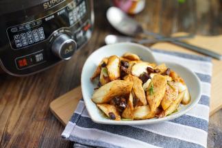 这样子一份酱香茭白就完成了。