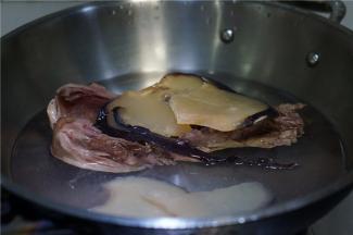 锅里加水将螺片及鸭架下锅焯煮一下。