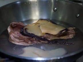 锅里加水将螺片及鸭架下锅焯煮一下。