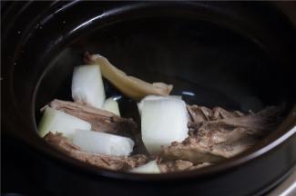 将焯煮好的螺片及鸭架下电炖锅，再将冬瓜去皮切大块下锅。