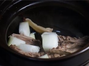 将焯煮好的螺片及鸭架下电炖锅，再将冬瓜去皮切大块下锅。