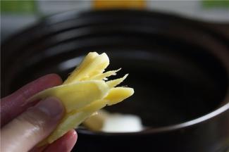 加入姜片一并炖制。