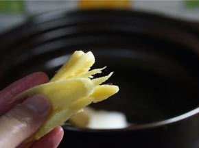 加入姜片一并炖制。