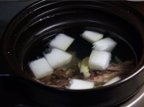 选择电炖模式，进行一小时的炖煮。