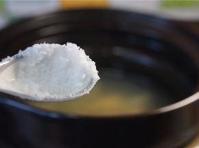 炖煮好后加入适量的细盐调味即可。