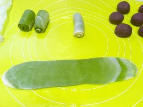 松弛好的面团再擀成长条，之后卷成牛舌卷，继续盖保鲜膜松弛15分钟