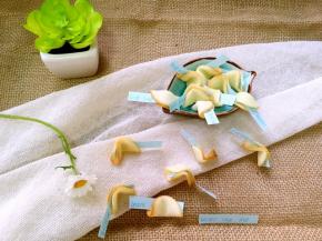 包裹幸运签的时候，动作一定要快，饼干有点烫手，但出炉很容易就变硬，我是打开烤箱，做好一个，再拿下一个的，全部做好后，再烤第二盘