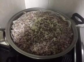 蒸好后打开锅盖凉一下。