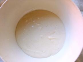 混合所有糯米馅材料，活成没有颗粒顺滑状，盖保鲜膜，蒸锅蒸12分钟