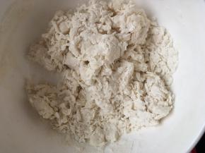 搅拌成棉絮状，揉成一个光滑的面团
