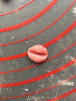 用筷子对着面团的中间压下去，小鸡的嘴巴就做好了