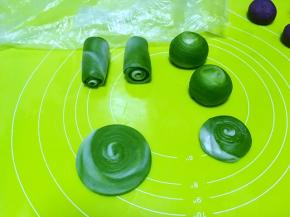 再用擀面杖擀成稍稍大一点的圆形