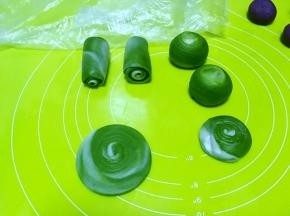 再用擀面杖擀成稍稍大一点的圆形