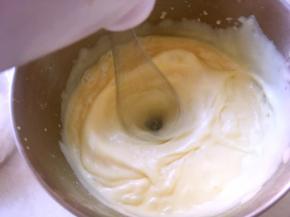 取出冷冻的冰激凌原液，用打蛋器打至液体顺滑，继续放置冰箱冷冻2个小时