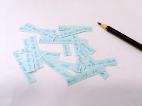 准备彩纸，裁成大小相同的条，写上祝福词语