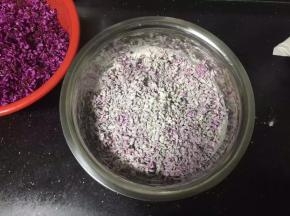 撒入干面粉搅拌均匀。