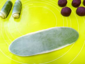 将松弛好的面团，用擀面杖，从中间轻轻的向前向后擀成比手掌长一点点的薄片，之后从上往下卷起来，卷成牛舌卷，盖保鲜膜继续松弛15分钟