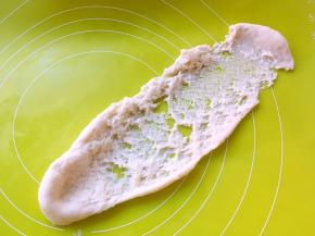 倒在揉面垫上，一直向前推揉