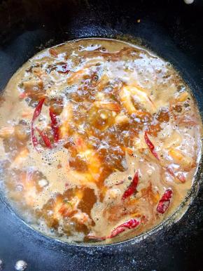 把腌好的虾放进去，煮1分钟，待虾慢慢变弯、壳变红时，加入一勺家乐鸡粉调味儿，就可以关火了，这样煮出来的虾肉口感特别棒~